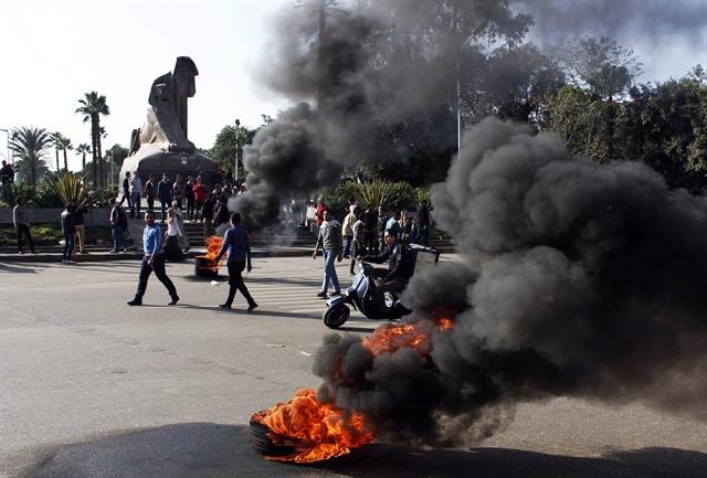 Students backing Egypt's toppled president fight security forces ahead of vote on constitution