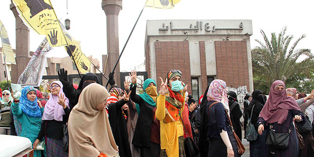 Pro-Muslim Brotherhood students storm campus at Al-Azhar University