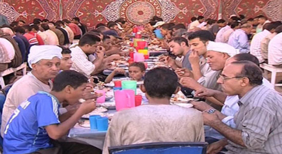 Copts distribute food on Muslims in Sohag to express love