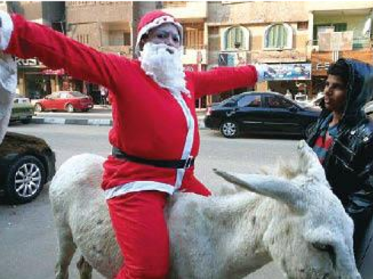 Santa Claus roams Cairo, exploring dreams of Egyptians for 2015
