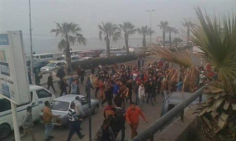 Islamist protesters block roads, clash with police in central Alexandria