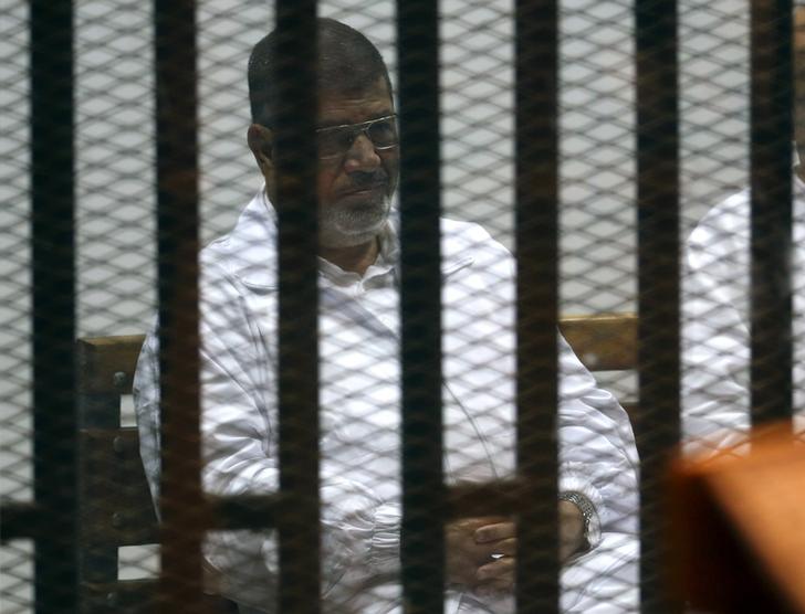 Mursi appears in first court hearing of new espionage trial