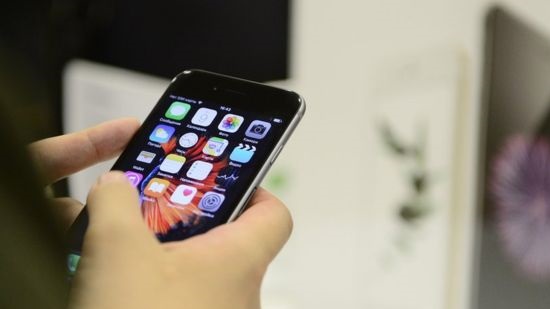 Apple denies iPhone price-fixing
