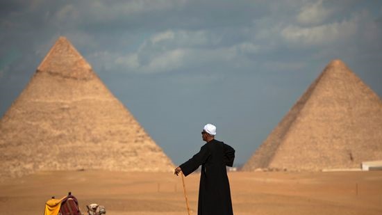Egypt to hire private companies to clean, manage and secure Giza pyramids area
