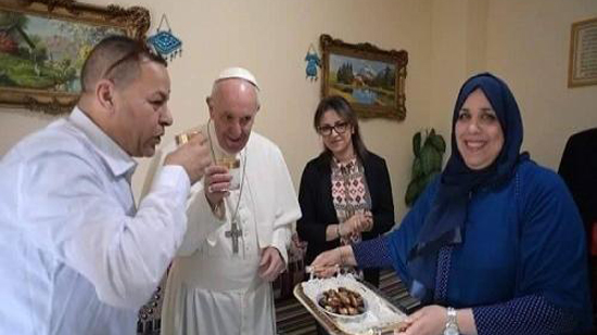 Pope Francis visits Muslim family in Milan