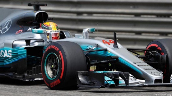 Lewis Hamilton claims pole position for Chinese Formula One Grand Prix