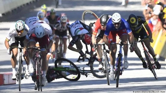 Tour de France: World champion Peter Sagan disqualified for elbowing Mark Cavendish