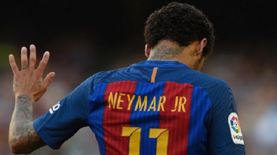 Neymar tells Barcelona teammates he is leaving