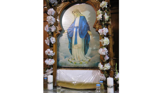 Hundreds of Copts gather to see miraculous picture of St. Mary leaking oil