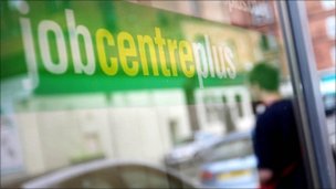 UK unemployment falls to 2.47 million