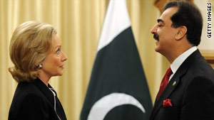 Clinton unvClinton unveils major aid package to Pakistaneils major aid package to Pakistan