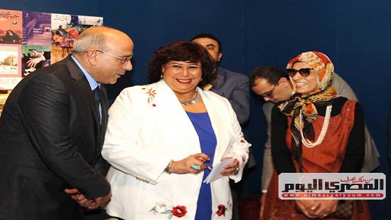 Daughter of Naguib Mahfouz donates his coat to Naguib Mahfouz Museum
