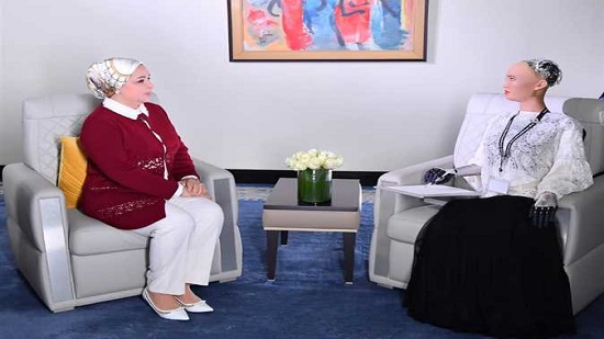 Egypts first lady meets robot Sophia in an extraordinary experience
