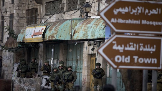 Israeli forces open fire, killing Palestinian throwing rocks
