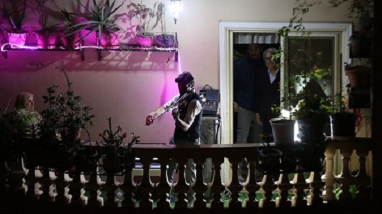 Violinist entertains Cairo neighborhood with balcony concert during curfew
