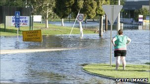 Australia floods: Horsham split in two as waters rising
