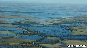 Australia floods: 'Inland sea' moves across Victoria
