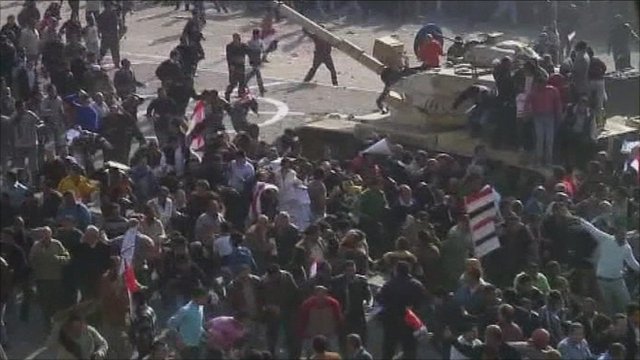Anti-Mubarak protesters hit back

