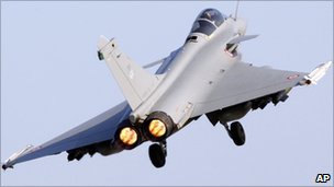 Libya revolt: French jets strike Gaddafi aircraft
