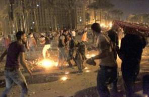 Clashes continue between protesters and police in Tahrir
