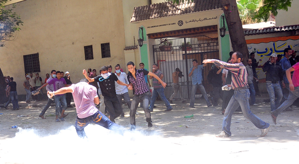 Calm returns to downtown Cairo following clashes outside interior ministry	