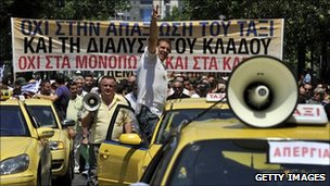 Greece rating cut by Moody's amid default warning
