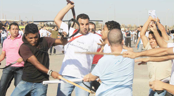 Tens injured in clashes between anti and pro Mubarak protestors	
