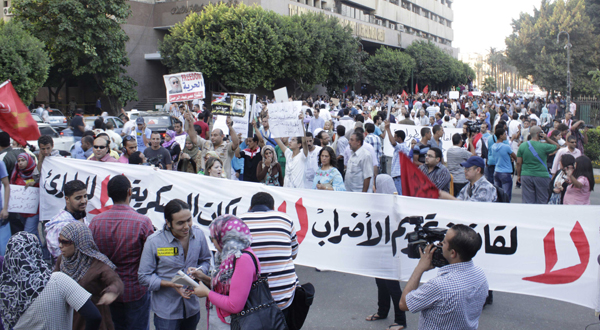 Hundreds march to Cabinet against emergency law	