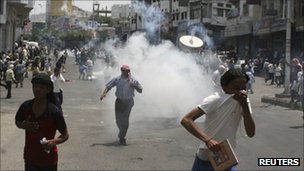 Yemen unrest: Saleh forces 'shell Sanaa protest camp'
