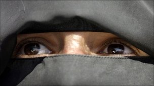 French women face fine over niqab
