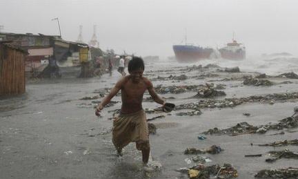 Powerful Typhoon Nesat hits Philippines
