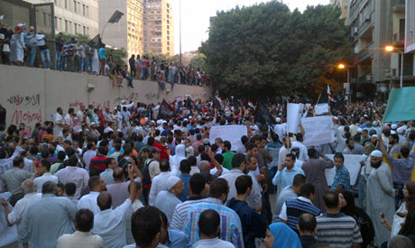 Egyptian protesters scale US embassy walls to protest anti-Islam film