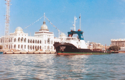 Port Said: Human chains against Qatar