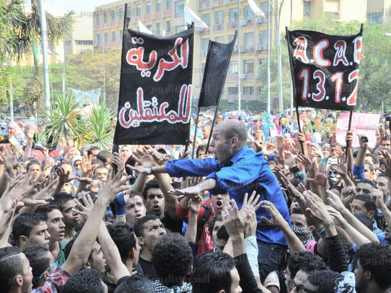 Brotherhood students protest in Azhar University, block road