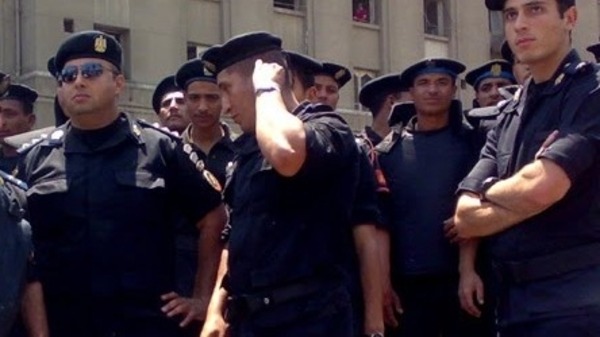 Police wait for Salafis' permission to return displaced Coptic man