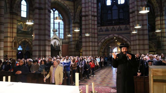 Coptic Church in Vienna hold thanksgiving prayer for purchasing new church