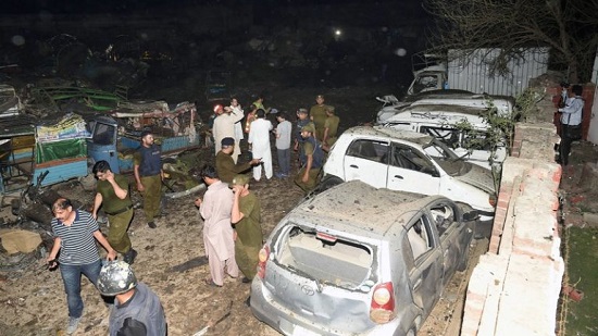 Pakistani police kill militants in Lahore after bomb kills one