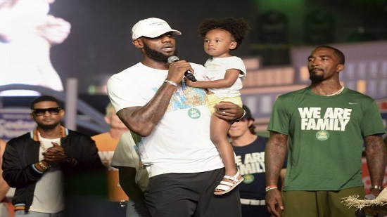 LeBron calls for love, unity before taking swipe at Trump