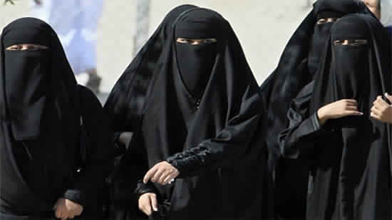 Salafi Citizen gives gifts to encourage women to wear niqab