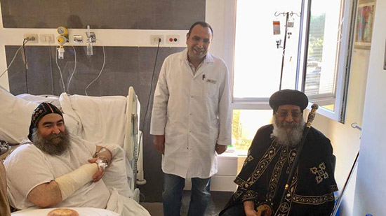 Pope Tawadros visits Bishop Youannis at hospital