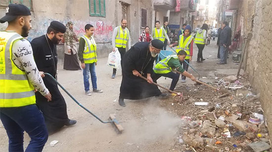 Priests of Beni Suef clean the streets in new initiative