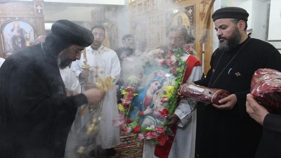 Bishop Arsany perfumes the remains of St. Nikolaos in the new valley 