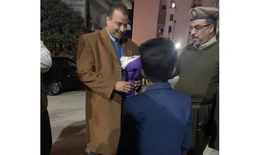 Children of Minya presenting flowers to policemen securing Christmas celebrations