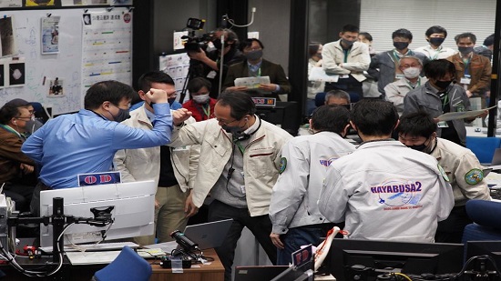 Japan awaits capsule’s return with asteroid soil samples

