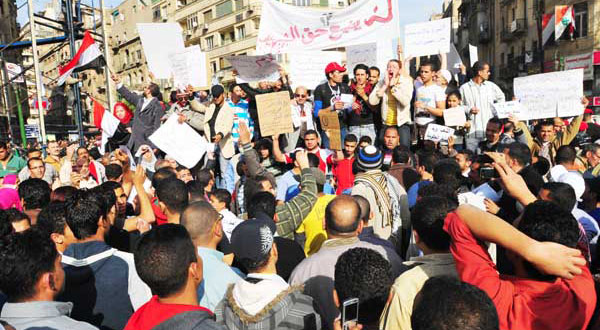Over 1,000 protest in Tahrir to reiterate reform demands	