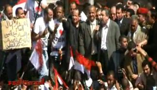 Essam Sharaf gets warm welcome in Tahrir Square
