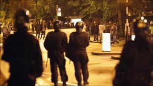 London riots: Looting and violence continues
