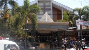 Indonesia suicide bomber strikes church in Solo
